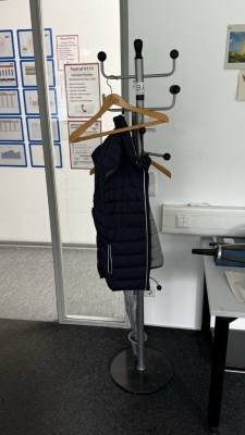 1 Garderobenständer